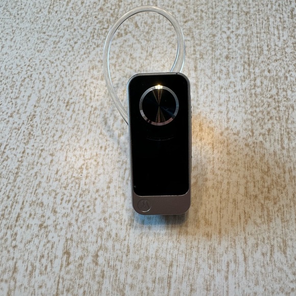 Motorola Bluetooth Earpiece - Picture 1 of 6